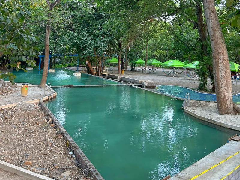 En esta área nace el agua que alimenta todo el balneario, dándole su color turquesa característico.