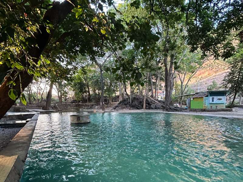 El balneario cuenta con una piscina especial para los más pequeños, ideal para familias con niños.