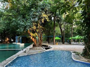 El agua sigue su curso natural más allá del Turicentro, lo que garantiza frescura constante.