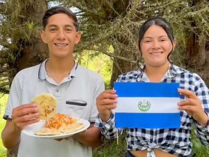 Los Escachaitos preparan pupusas
