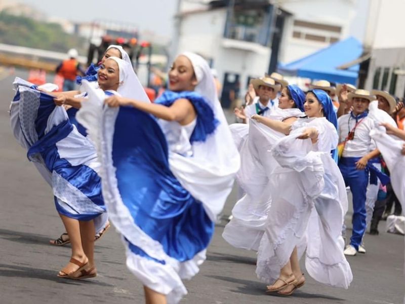 Danzas tradicionales salvadoreñas en acción. / Foto Casa 1800
