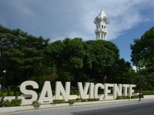El colorido letrero de San Vicente da la bienvenida a visitantes y locales, convirtiéndose en el lugar favorito para fotografías y un símbolo del orgullo vicentino.