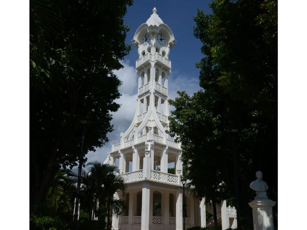 La Torre del Reloj, símbolo icónico de San Vicente, se eleva con 40 metros de altura y guarda la memoria de los terremotos que ha resistido desde 1930.