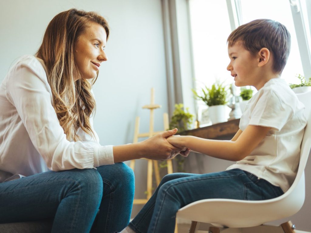 La comunicación abierta, la observación y el apoyo emocional son claves para que padres y docentes detecten y detengan a tiempo el acoso en niños y adolescentes.