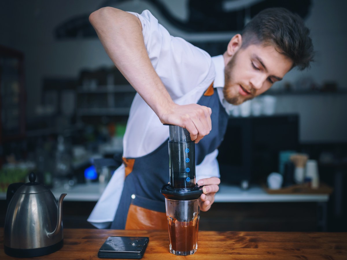 Baristas salvadoreños se preparan para competir con el método AeroPress en un evento que combina técnica, sabor y cultura cafetera.