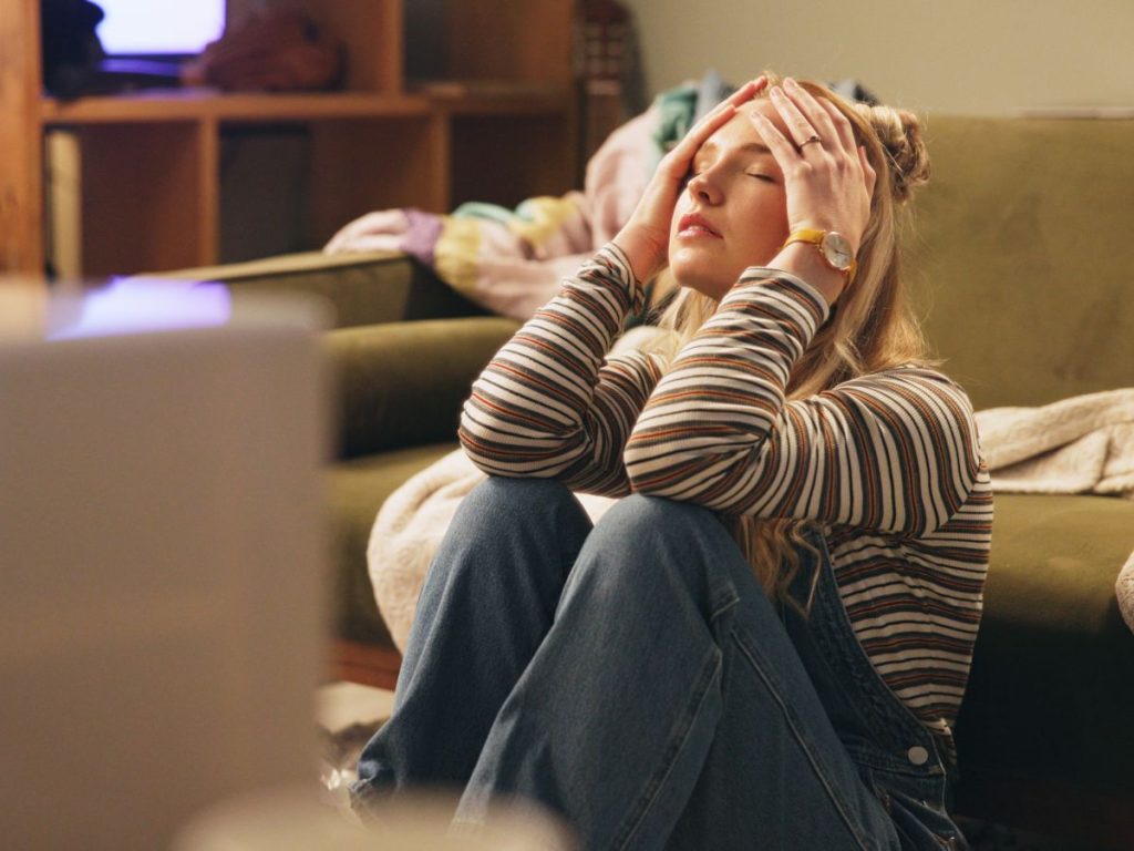 El ritmo acelerado y las preocupaciones cotidianas pueden generar tensión emocional, una señal de que es momento de detenerse y cuidar la salud mental.