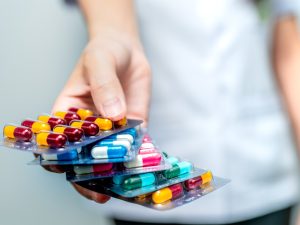 La OMS advierte que el uso inadecuado de antibióticos acelera la resistencia bacteriana, un riesgo que podría dejar sin efecto tratamientos comunes en el futuro.