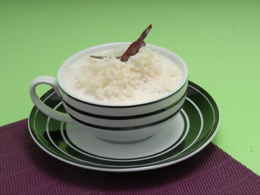 Arroz en leche: Postre suave y cremoso, con canela y amor en cada cucharada. Un dulce abrazo para cerrar la tarde.
