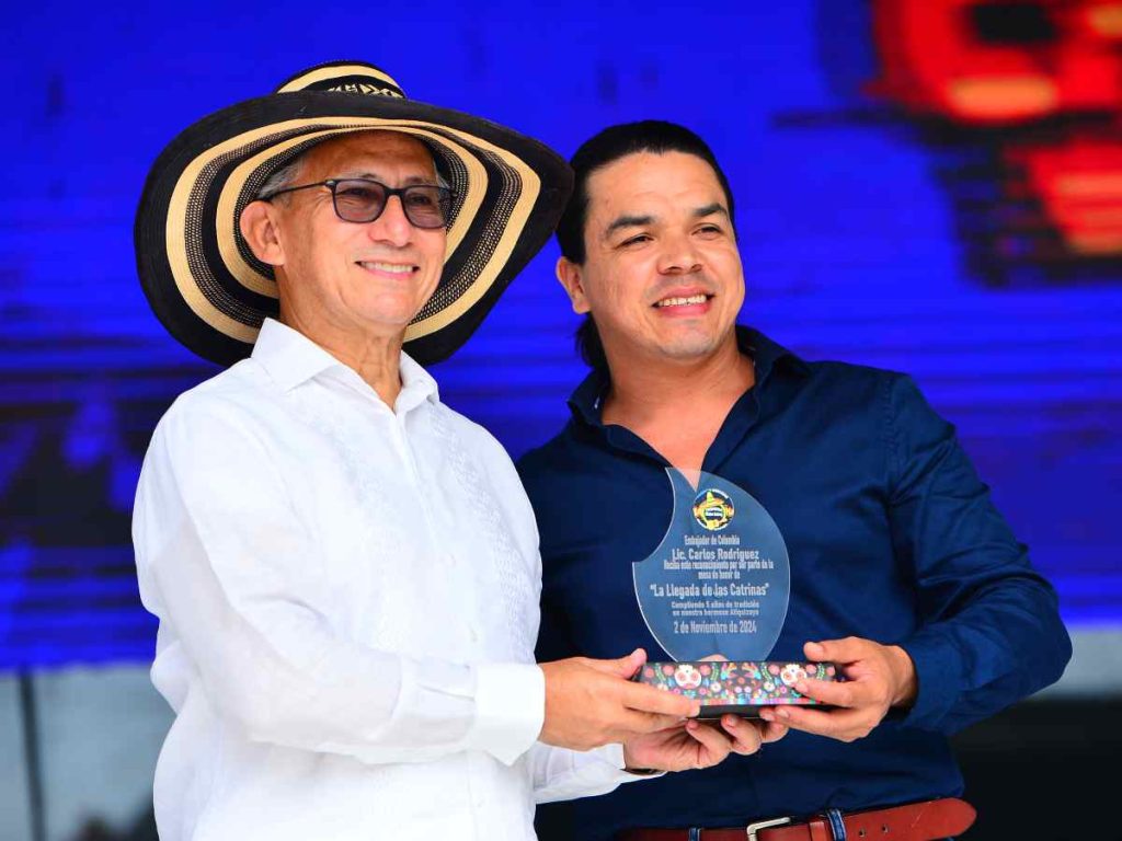 El Embajador de Colombia en El Salvador recibió un reconocimiento por su apoyo al legado afrodescendiente durante el Festival de la Cochinita en Atiquizaya.