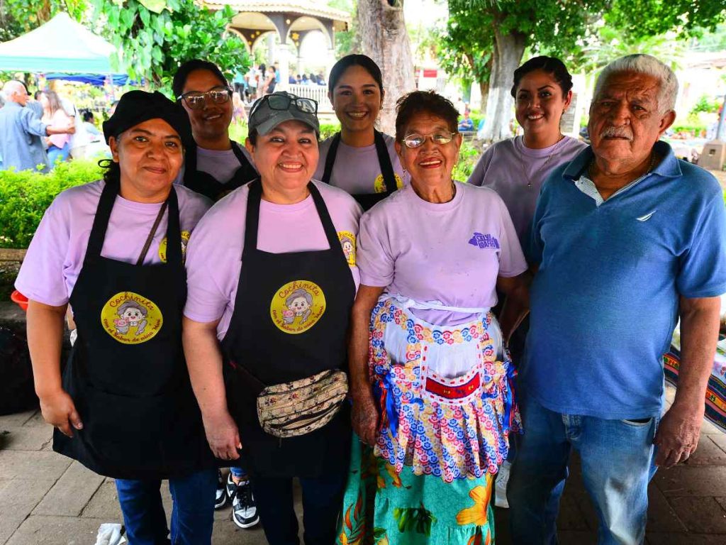 Niña Mary, de 80 años, junto a su familia, mantiene viva la tradición de la cochinita en Atiquizaya, con más de 30 años de preparar el platillo cada domingo.