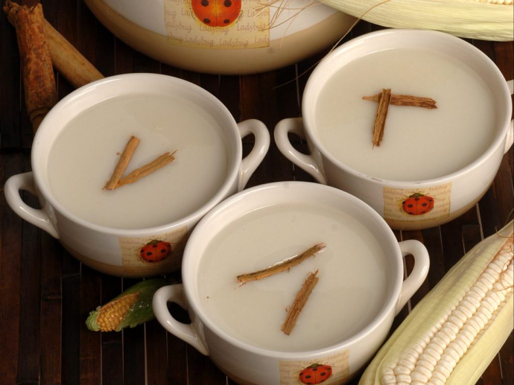 El atol de elote es una bebida espesa y dulce, perfecta para compartir en familia. Su aroma a canela y maíz tierno reconforta desde el primer sorbo.