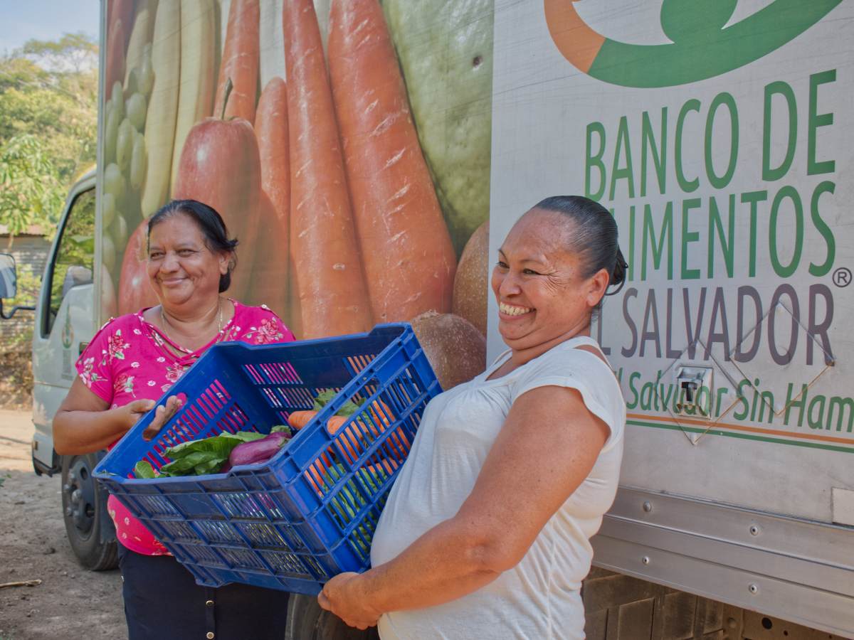 Beneficiarias reciben alimentos frescos gracias al Banco de Alimentos de El Salvador, que lucha contra el hambre en comunidades vulnerables del país.