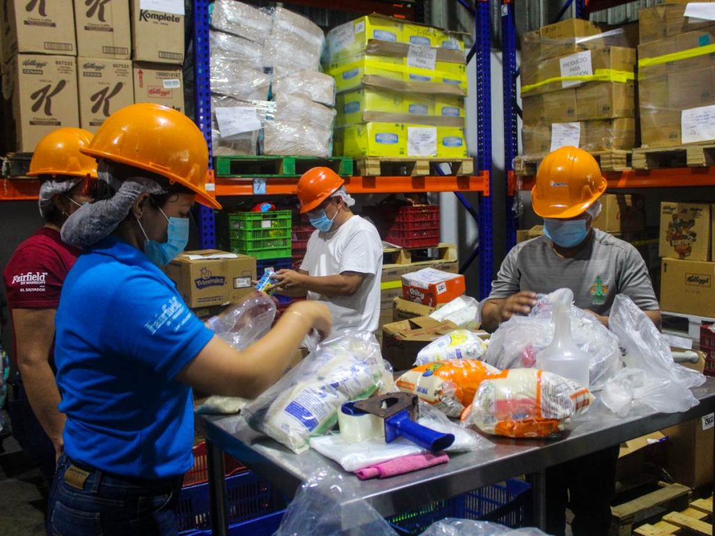 Voluntarios clasifican alimentos en el centro de acopio del Banco de Alimentos, demostrando que la solidaridad también se construye con manos y tiempo.