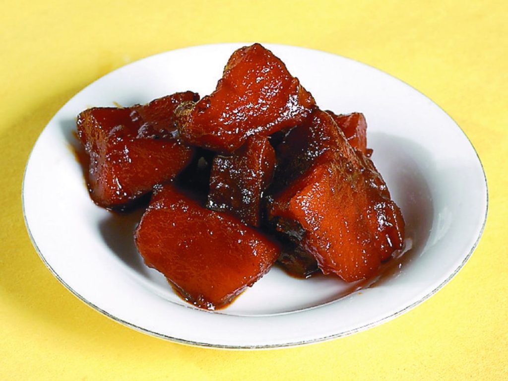 Dulce y especiado, el camote en miel combina panela, canela y clavo para llenar de aroma los hogares salvadoreños cada Día de Difuntos.