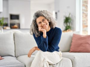 La aparición de canas en jóvenes puede estar relacionada con genética, estrés o carencias nutricionales como la vitamina B12 o el cobre.