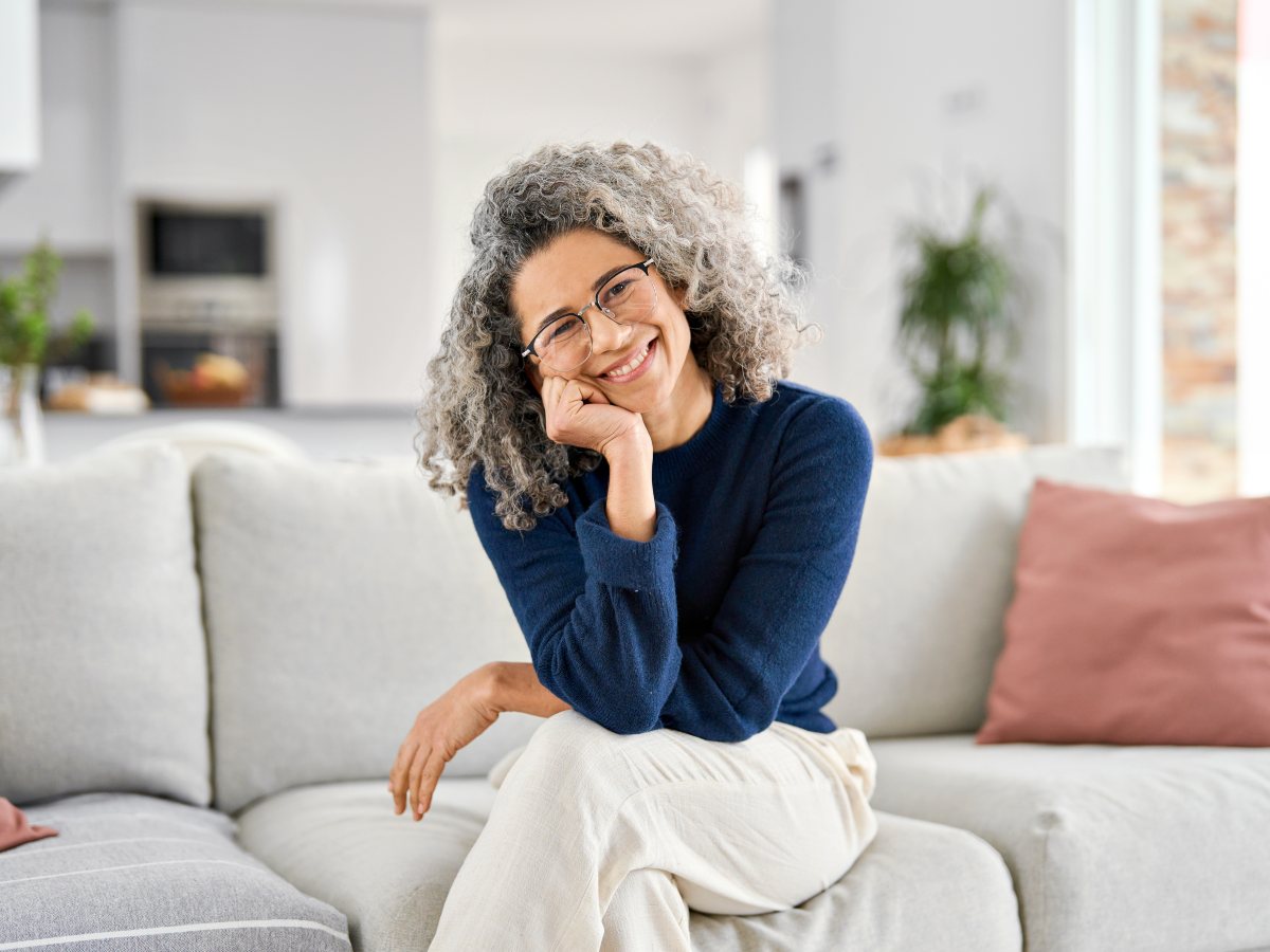 La aparición de canas en jóvenes puede estar relacionada con genética, estrés o carencias nutricionales como la vitamina B12 o el cobre.