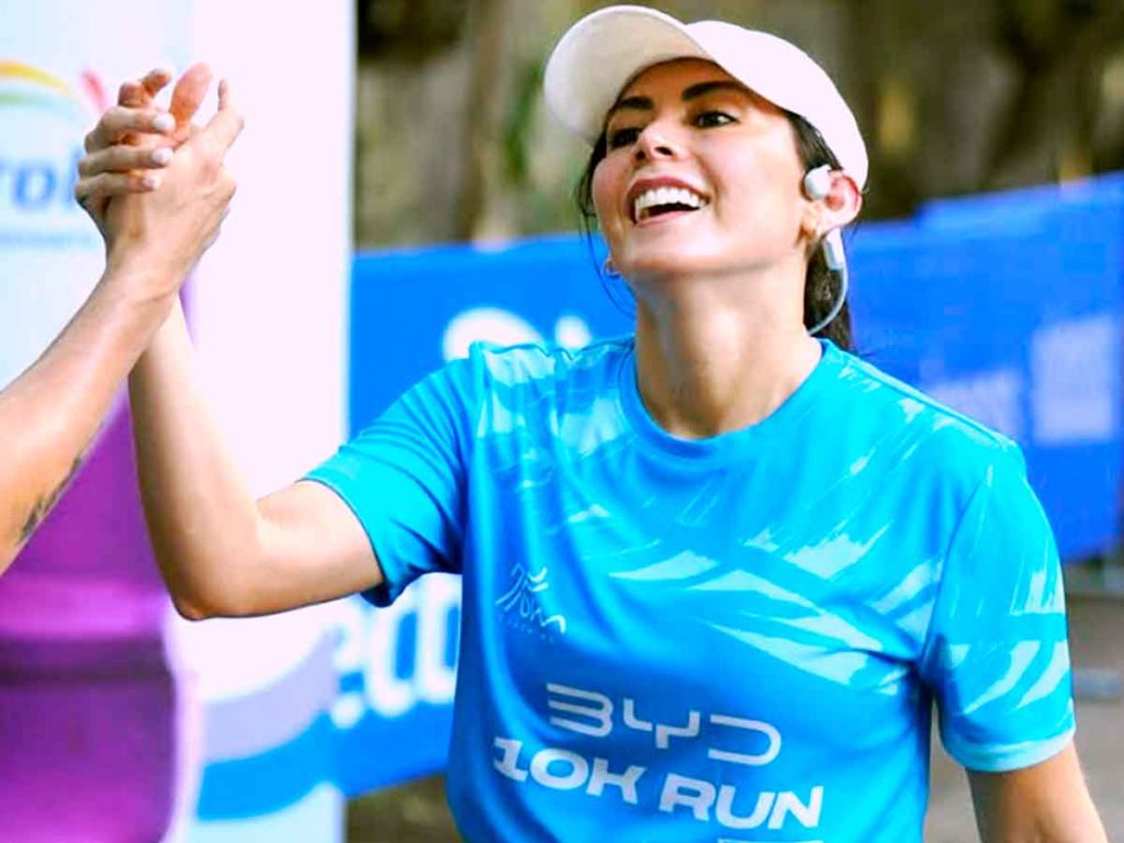 Carolina Ruiz luce satisfecha tras superar una carrera de 10 kilómetros. / Foto cortesía C. Ruiz