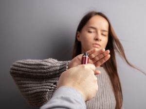 Los cigarrillos electrónicos ganan popularidad entre adolescentes, mientras la OMS advierte sobre el riesgo de adicción temprana a la nicotina en esta generación.