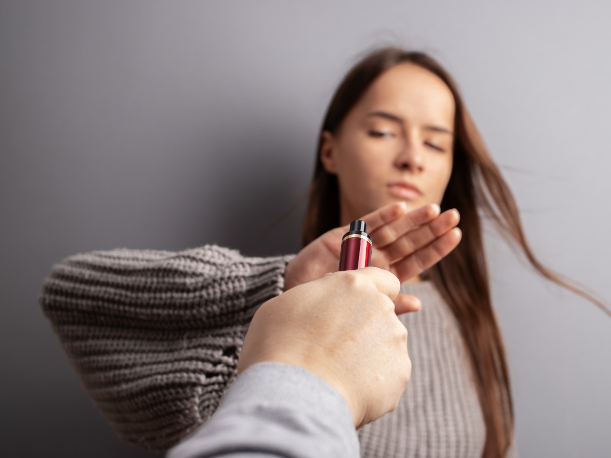 Los cigarrillos electrónicos ganan popularidad entre adolescentes, mientras la OMS advierte sobre el riesgo de adicción temprana a la nicotina en esta generación.