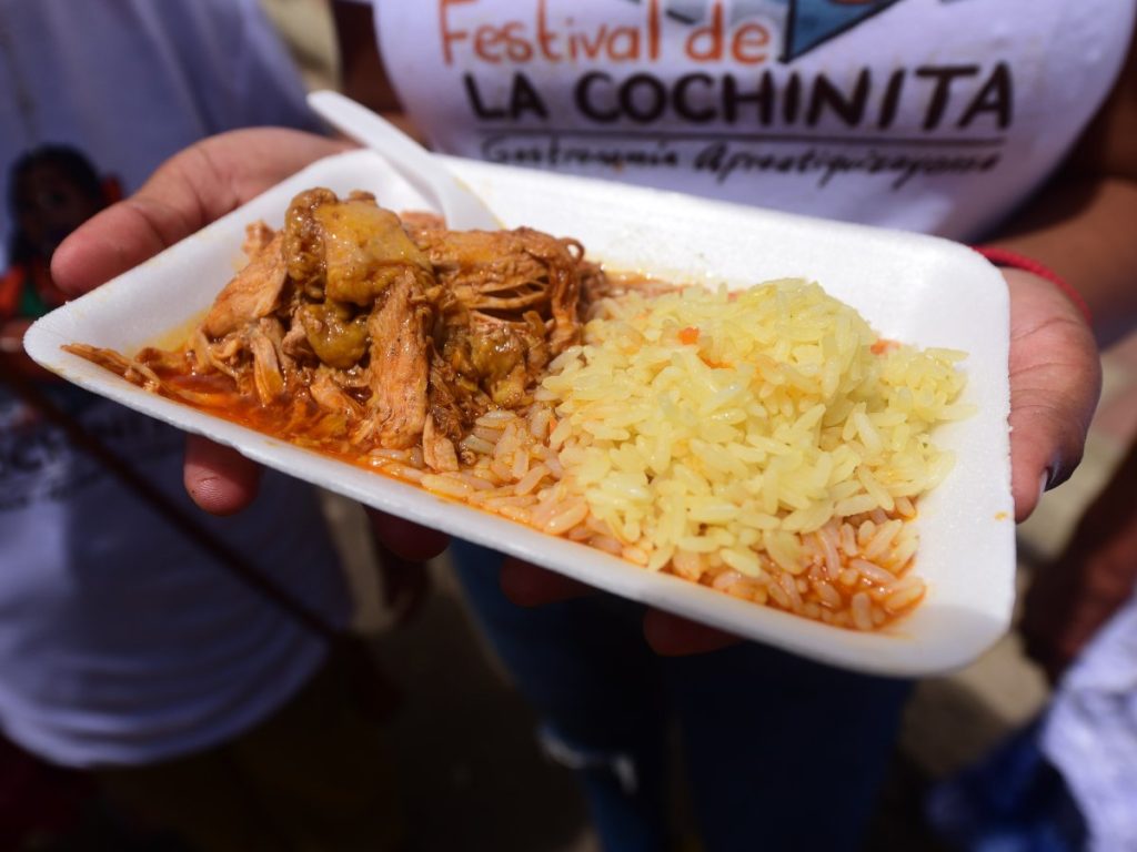 Durante el Festival de la Cochinita en Atiquizaya, cientos disfrutan desde temprano este platillo típico servido con arroz, símbolo de identidad y tradición local.