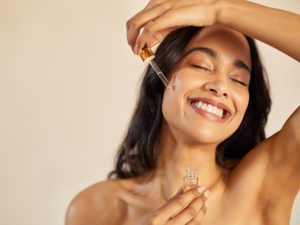 El colágeno hidrolizado, cuando se consume con constancia y buena nutrición, puede mejorar la elasticidad y firmeza de la piel desde adentro.