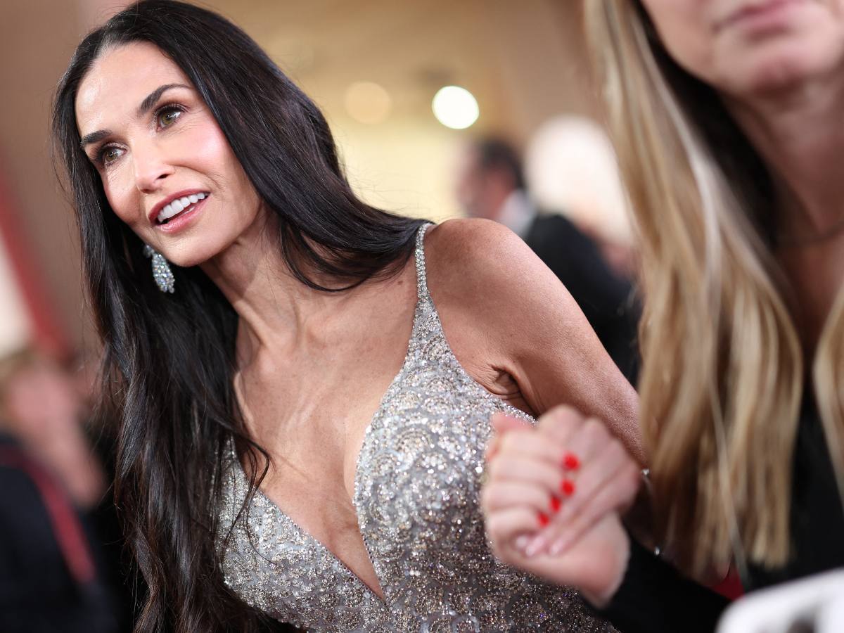 La actriz Demi Moore reafirma la elegancia del cabello largo, símbolo de libertad y confianza femenina que vuelve a dominar las tendencias de 2025.
