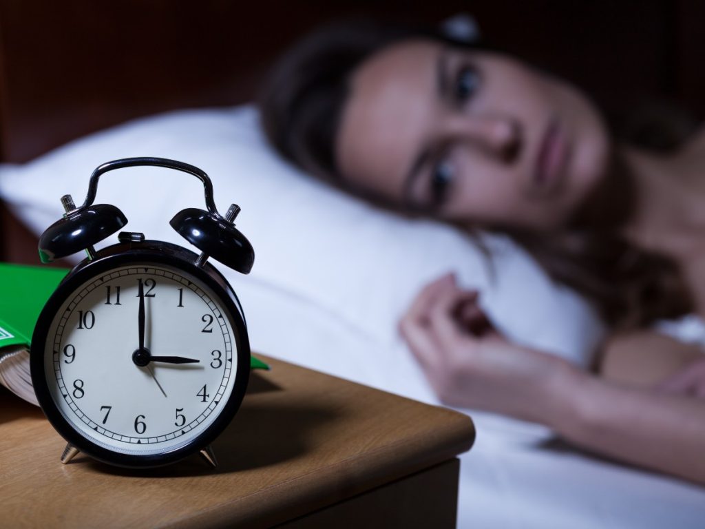 La calidad del sueño femenino se ve influida por factores hormonales, sociales y biológicos que requieren atención y estrategias específicas.