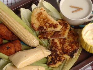 El elote tierno es el alma de la cocina salvadoreña: tamales, riguas, tortitas y atol que celebran la cosecha con sabor, tradición y calidez familiar.