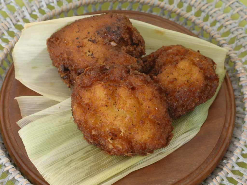 Las tortitas de elote combinan lo crujiente y lo suave en cada bocado, ideales para el desayuno o la merienda con su sabor dulce y tradicional.