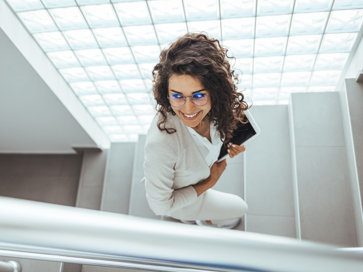 Subir escaleras a diario fortalece el corazón, mejora la resistencia y puede integrarse fácilmente a cualquier rutina sin equipo especial.