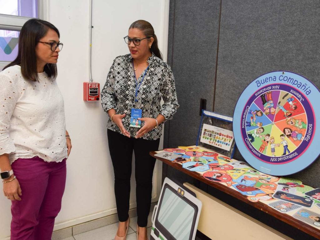 Félix y Susana ofrece recursos gratuitos y formación para crear entornos protectores que fortalecen el bienestar de la niñez salvadoreña.