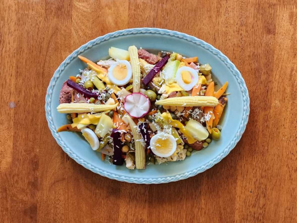 El fiambre salvadoreño es un platillo frío lleno de historia, sabores encurtidos y tradición, preparado para conmemorar el Día de los Difuntos en familia.