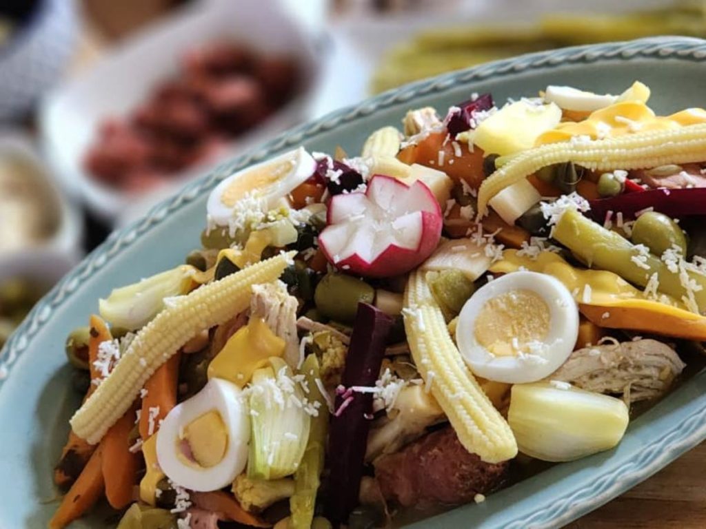 Preparar fiambre en casa es una forma de mantener viva la tradición familiar y rendir homenaje a nuestros seres queridos con cada ingrediente y sabor.