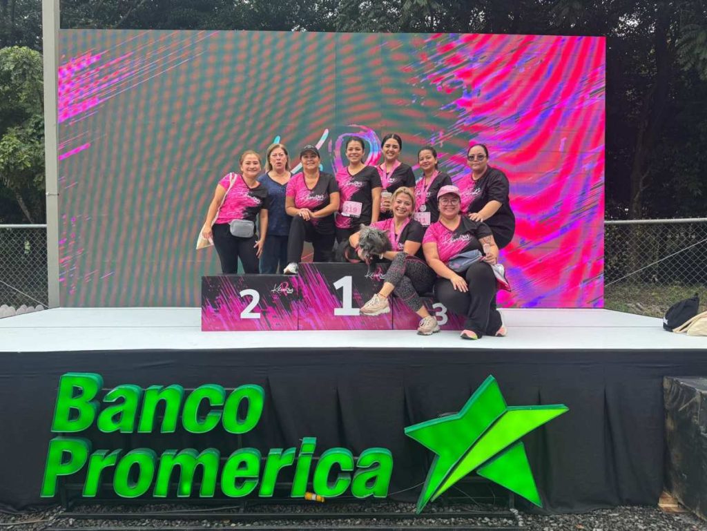 Participantes de la Carrera Kilómetros Rosa se unieron con energía y esperanza para apoyar la prevención del cáncer de mama en El Salvador.