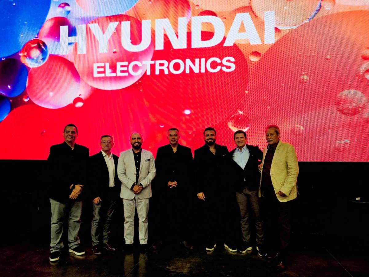 Representantes de Hyundai Electronics y Electroglobal durante el lanzamiento oficial de la nueva línea de televisores con Google TV en El Salvador.