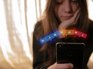 La hiperconexión digital y la presión por la aprobación social generan estrés, ansiedad y baja autoestima entre los jóvenes en todo el mundo.