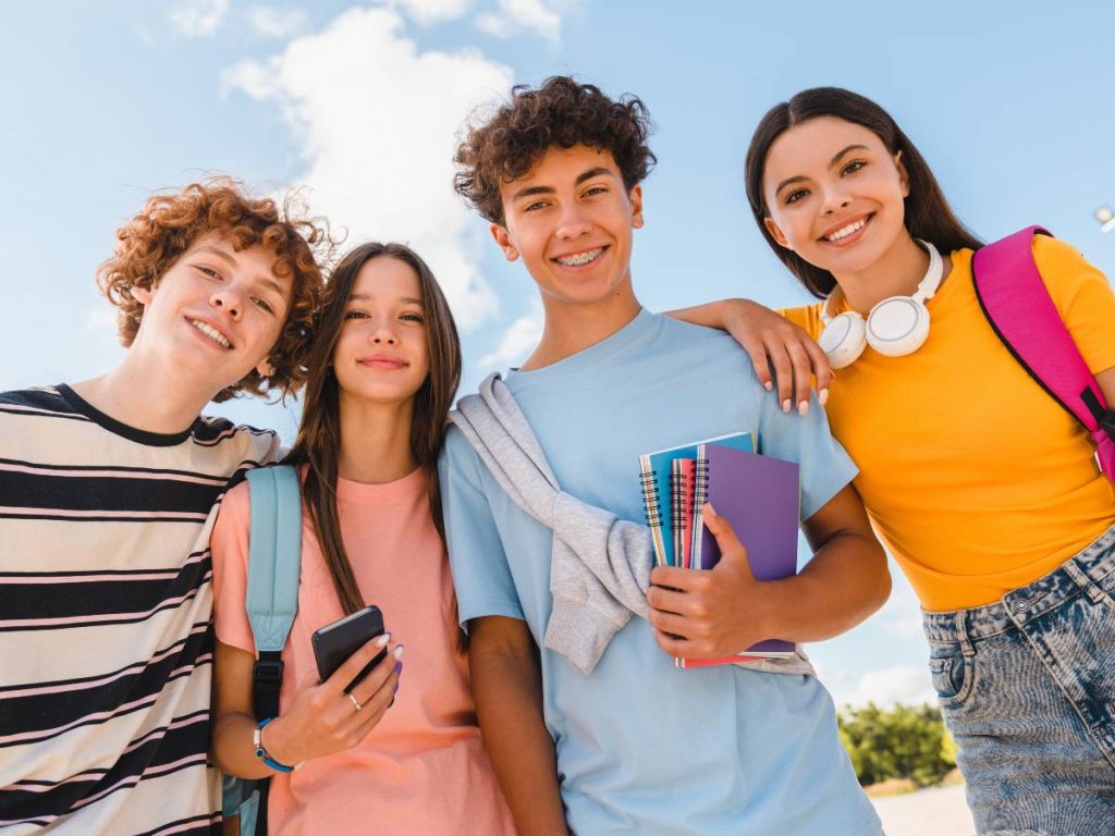 El uso consciente de la tecnología y las redes sociales puede fortalecer la autoestima y el bienestar emocional cuando se equilibra con vínculos reales y tiempo personal.