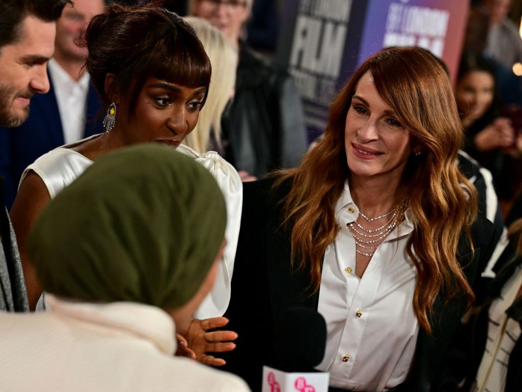 Julia Roberts deslumbra con su melena suelta en el estreno de *After The Hunt* durante el Festival de Cine de Londres 2025, reflejando elegancia y libertad femenina.