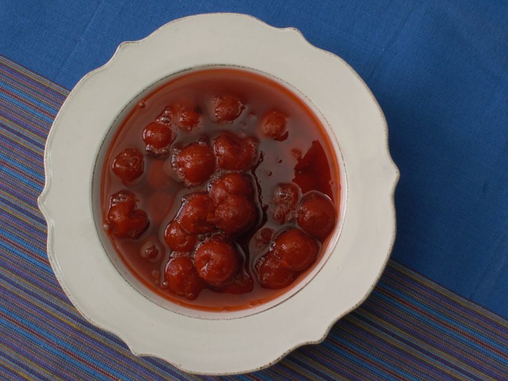 Suaves y aromáticas, las manzanillas en miel evocan los sabores antiguos de la cocina salvadoreña y el cuidado de las recetas caseras.