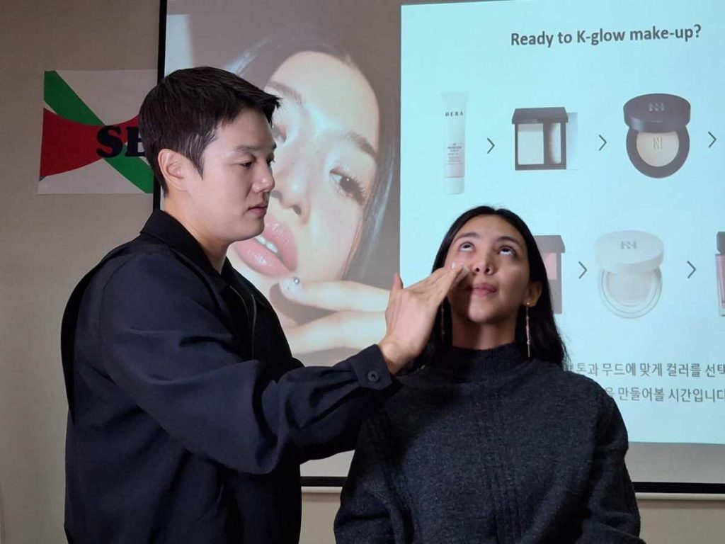 El maquillista Shin Min Su realiza una demostración de la técnica K-Glow durante el taller de belleza coreana organizado en San Salvador.