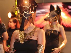 Diseños de Rocío Rivas, inspirados en los relatos de *Cuentos de Barro* de Salarrué, reinterpretan símbolos culturales a través de joyería contemporánea.