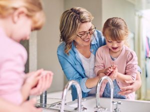 Lavarse las manos con frecuencia es una medida clave para prevenir la meningitis y otras infecciones, especialmente en la infancia.