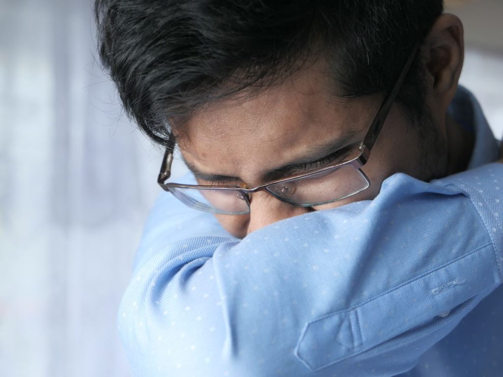 Cubrirse al toser o estornudar es una medida esencial para reducir el riesgo de contagio de meningitis y otras enfermedades respiratorias.