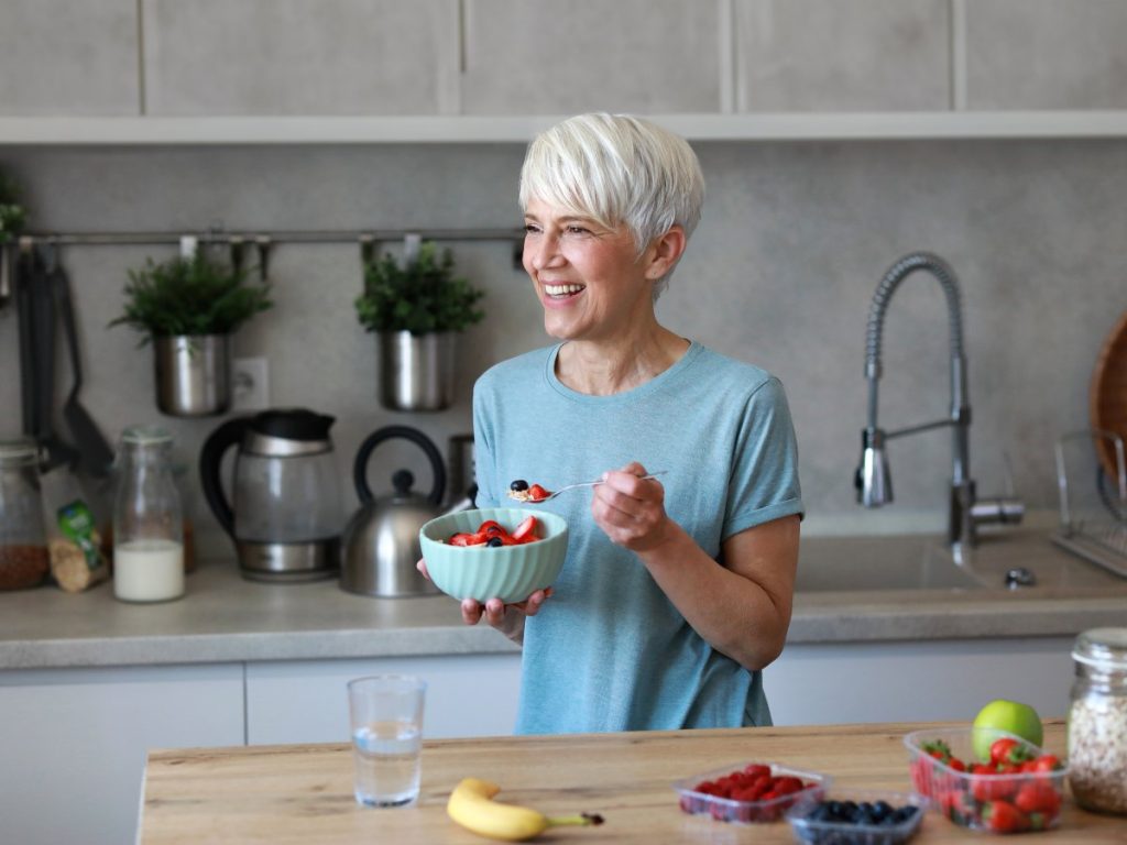 Adoptar buenos hábitos como una alimentación colorida y ejercicio suave puede marcar la diferencia durante la menopausia.