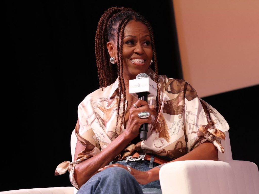 Michelle Obama luce sus trenzas largas durante el Festival de Cine Afroamericano de Martha’s Vineyard 2025, reafirmando el cabello largo como símbolo de autenticidad y libertad.