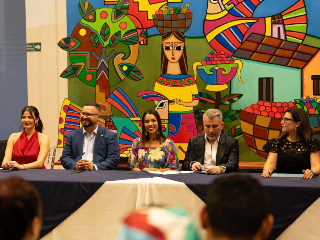 De izquierda a derecha: Alba Delgado, de Shopping Center; Manuel Rodríguez, de la Alcaldía Municipal de San Salvador Centro; Adriana Larín, de la Autoridad del Centro Histórico; Juan Carlos Cajarro, productor de Moda por una Causa; y Marta Bolaños, de BAC.