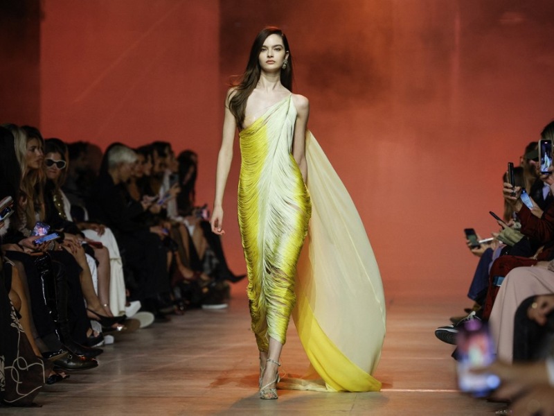 Una modelo presenta una creación de Elie Saab para la colección femenina de prêt-à-porter Primavera-Verano 2026, como parte de la Semana de la Moda de París, en París, el 4 de octubre de 2025. / AFP