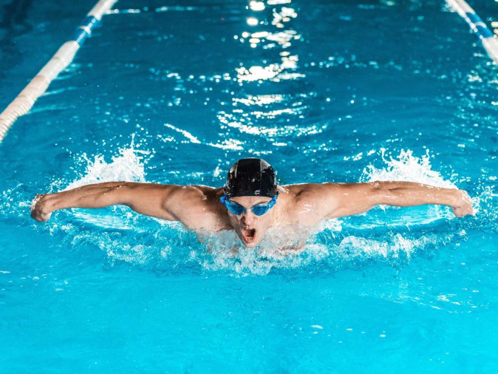 La natación fortalece todo el cuerpo, protege articulaciones y mejora la salud mental, superando al running y al gimnasio como ejercicio integral y sostenible.