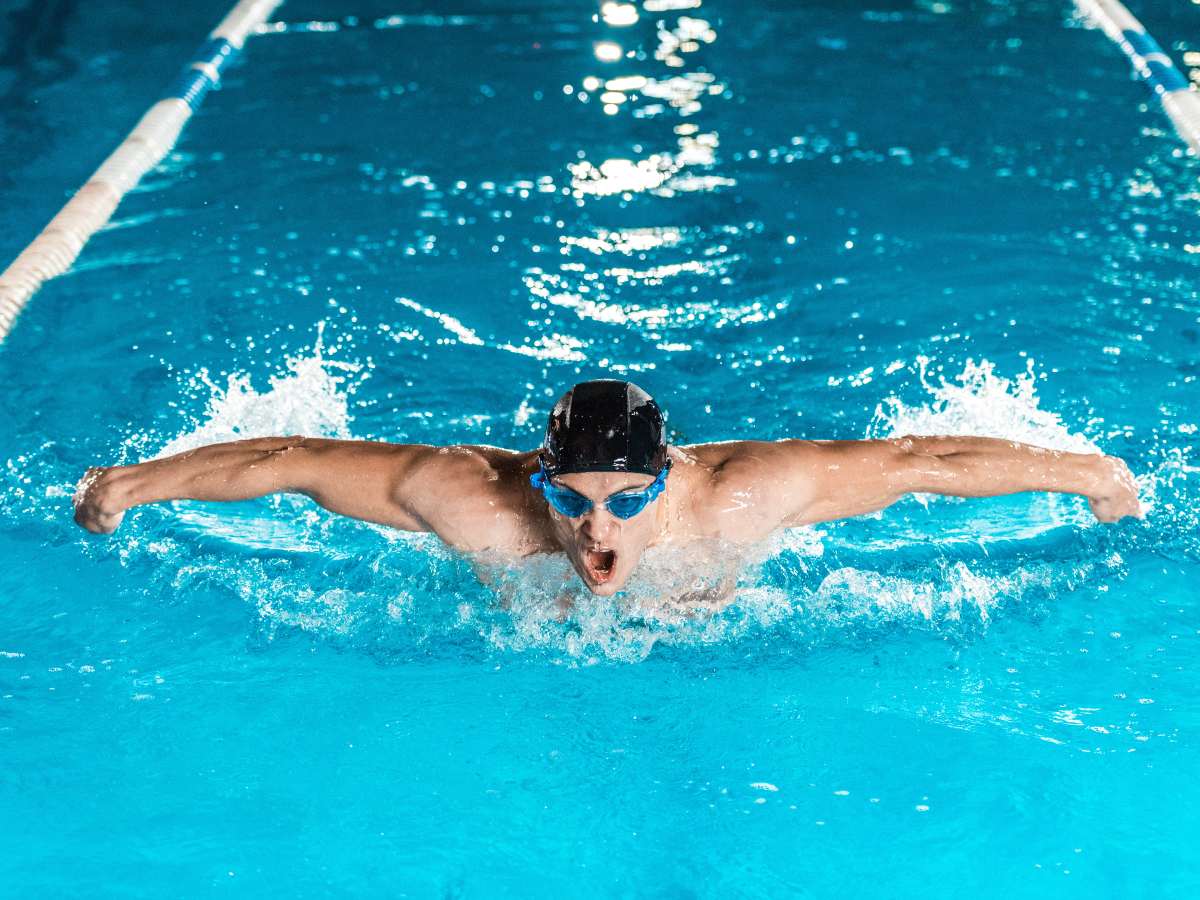 La natación fortalece todo el cuerpo, protege articulaciones y mejora la salud mental, superando al running y al gimnasio como ejercicio integral y sostenible.