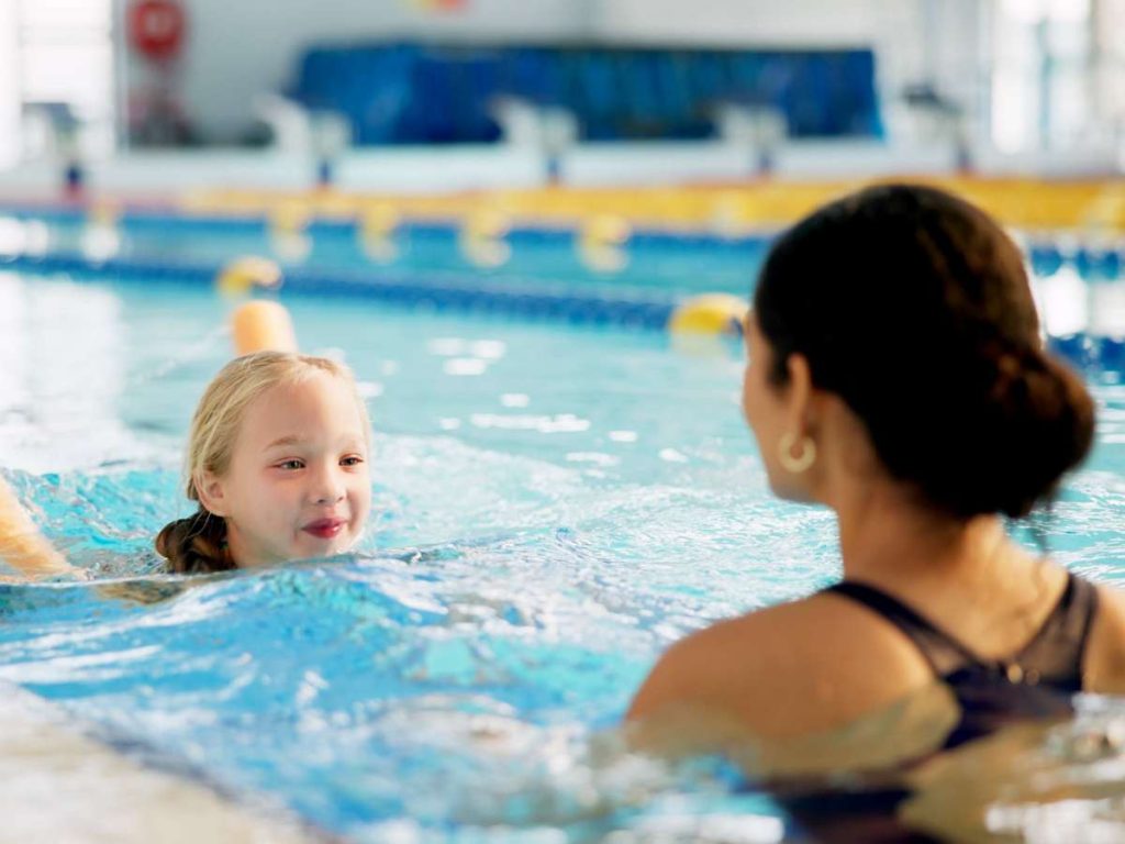 La natación es un ejercicio ideal para todas las edades: fortalece músculos, protege articulaciones y mejora la salud física y mental de manera integral.